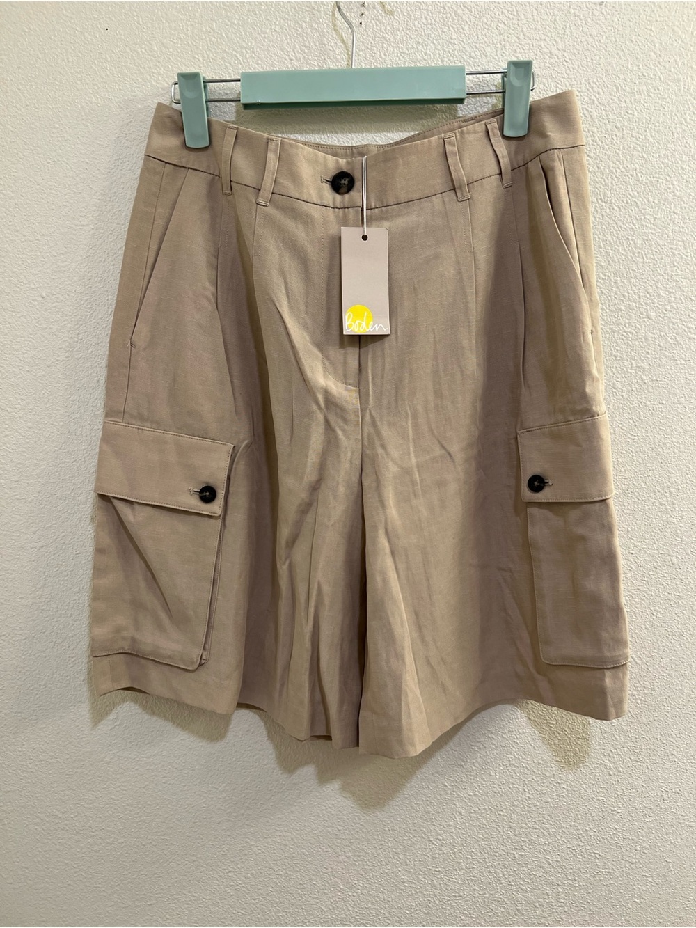NWT Boden beige khaki-style cargo shorts with button-flap pockets